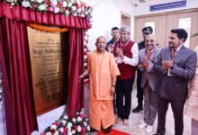 मुख्यमंत्री योगी आदित्यनाथ ने गुरुवार को ग्रेटर नोएडा में केडीएसजी सुपर स्पेशियलिटी अस्पताल का उद्घाटन किया। उन्होंने कहा कि डॉक्टर और मरीज के बीच विश्वास और मानवीय व्यवहार स्वास्थ्य सेवा का महत्वपूर्ण हिस्सा है। कपिल देव और उद्योगपति सुनील गुप्ता द्वारा स्थापित 300 बेड का यह आधुनिक अस्पताल एनसीआर क्षेत्र को उन्नत स्वास्थ्य सुविधाएं प्रदान करेगा। यहां अत्याधुनिक चिकित्सा उपकरण, मल्टी स्पेशियलिटी सेवाएं और आपातकालीन उपचार की सुविधा उपलब्ध होगी, जिससे लगभग 1000 लोगों को रोजगार भी मिलेगा।