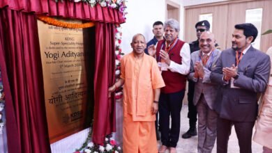 मुख्यमंत्री योगी आदित्यनाथ ने गुरुवार को ग्रेटर नोएडा में केडीएसजी सुपर स्पेशियलिटी अस्पताल का उद्घाटन किया। उन्होंने कहा कि डॉक्टर और मरीज के बीच विश्वास और मानवीय व्यवहार स्वास्थ्य सेवा का महत्वपूर्ण हिस्सा है। कपिल देव और उद्योगपति सुनील गुप्ता द्वारा स्थापित 300 बेड का यह आधुनिक अस्पताल एनसीआर क्षेत्र को उन्नत स्वास्थ्य सुविधाएं प्रदान करेगा। यहां अत्याधुनिक चिकित्सा उपकरण, मल्टी स्पेशियलिटी सेवाएं और आपातकालीन उपचार की सुविधा उपलब्ध होगी, जिससे लगभग 1000 लोगों को रोजगार भी मिलेगा।