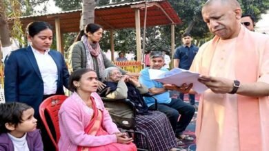 गोरखपुर के गोरखनाथ मंदिर में मुख्यमंत्री योगी आदित्यनाथ ने जनता दर्शन कार्यक्रम में करीब 150 लोगों से मुलाकात कर उनकी समस्याएं सुनीं। उन्होंने अधिकारियों को निर्देश दिया कि जन शिकायतों का समाधान संवेदनशीलता और पारदर्शिता से किया जाए। जमीन कब्जा करने वालों पर सख्त कार्रवाई और जरूरतमंदों को इलाज के लिए आर्थिक सहायता उपलब्ध कराने के भी निर्देश दिए।