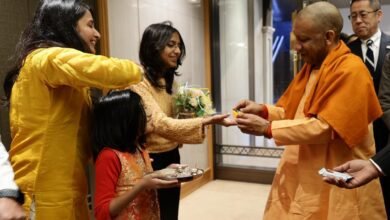 उत्तर प्रदेश के मुख्यमंत्री योगी आदित्यनाथ बच्चों के प्रति अपने स्नेह और संवेदनशीलता के लिए विशेष रूप से पहचाने जाते हैं। कानपुर की खुशी के उपचार से लेकर अंजना के मकान को कब्जामुक्त कराने और पंखुड़ी की फीस माफ कराने तक उन्होंने कई बच्चों के जीवन में उम्मीद जगाई है। जनता दर्शन हो या विदेश दौरा, मुख्यमंत्री बच्चों से आत्मीय संवाद कर उनमें संस्कार, आत्मविश्वास और उज्ज्वल भविष्य की प्रेरणा भरते हैं।