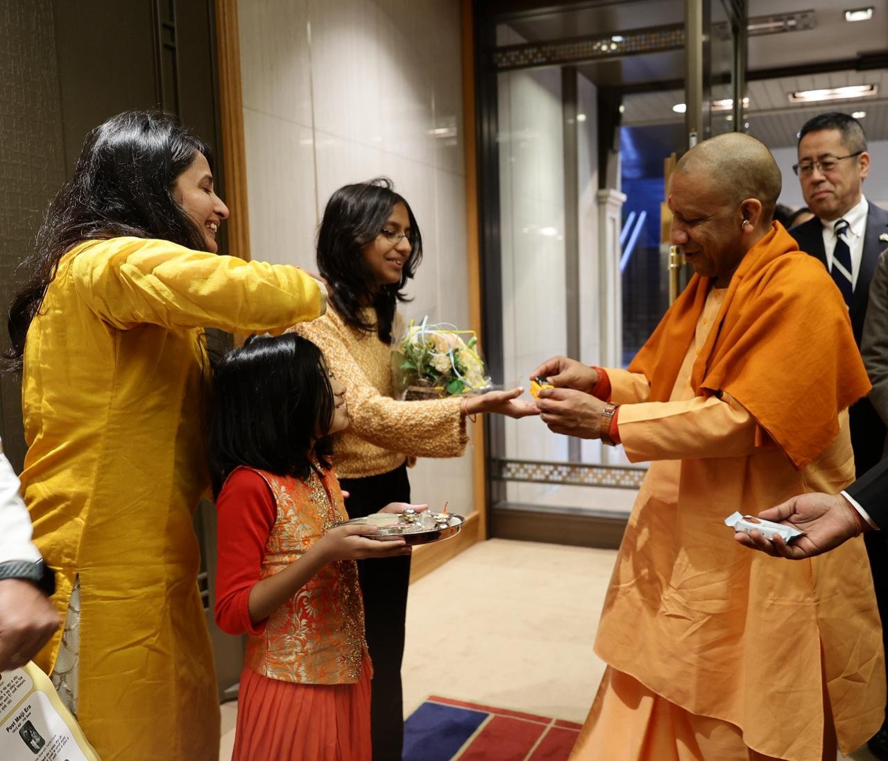 उत्तर प्रदेश के मुख्यमंत्री योगी आदित्यनाथ बच्चों के प्रति अपने स्नेह और संवेदनशीलता के लिए विशेष रूप से पहचाने जाते हैं। कानपुर की खुशी के उपचार से लेकर अंजना के मकान को कब्जामुक्त कराने और पंखुड़ी की फीस माफ कराने तक उन्होंने कई बच्चों के जीवन में उम्मीद जगाई है। जनता दर्शन हो या विदेश दौरा, मुख्यमंत्री बच्चों से आत्मीय संवाद कर उनमें संस्कार, आत्मविश्वास और उज्ज्वल भविष्य की प्रेरणा भरते हैं।