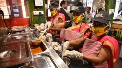 उत्तर प्रदेश में प्रेरणा कैंटीन योजना ग्रामीण महिलाओं के लिए आर्थिक सशक्तिकरण का बड़ा माध्यम बन रही है। मुख्यमंत्री योगी आदित्यनाथ की पहल से अब तक 10 हजार से अधिक महिलाएं लखपति बन चुकी हैं। प्रदेश में 2100 से ज्यादा कैंटीन संचालित हैं, जहां स्वच्छ और किफायती भोजन के साथ महिलाओं को स्थायी रोजगार और नियमित आय का अवसर मिल रहा है।