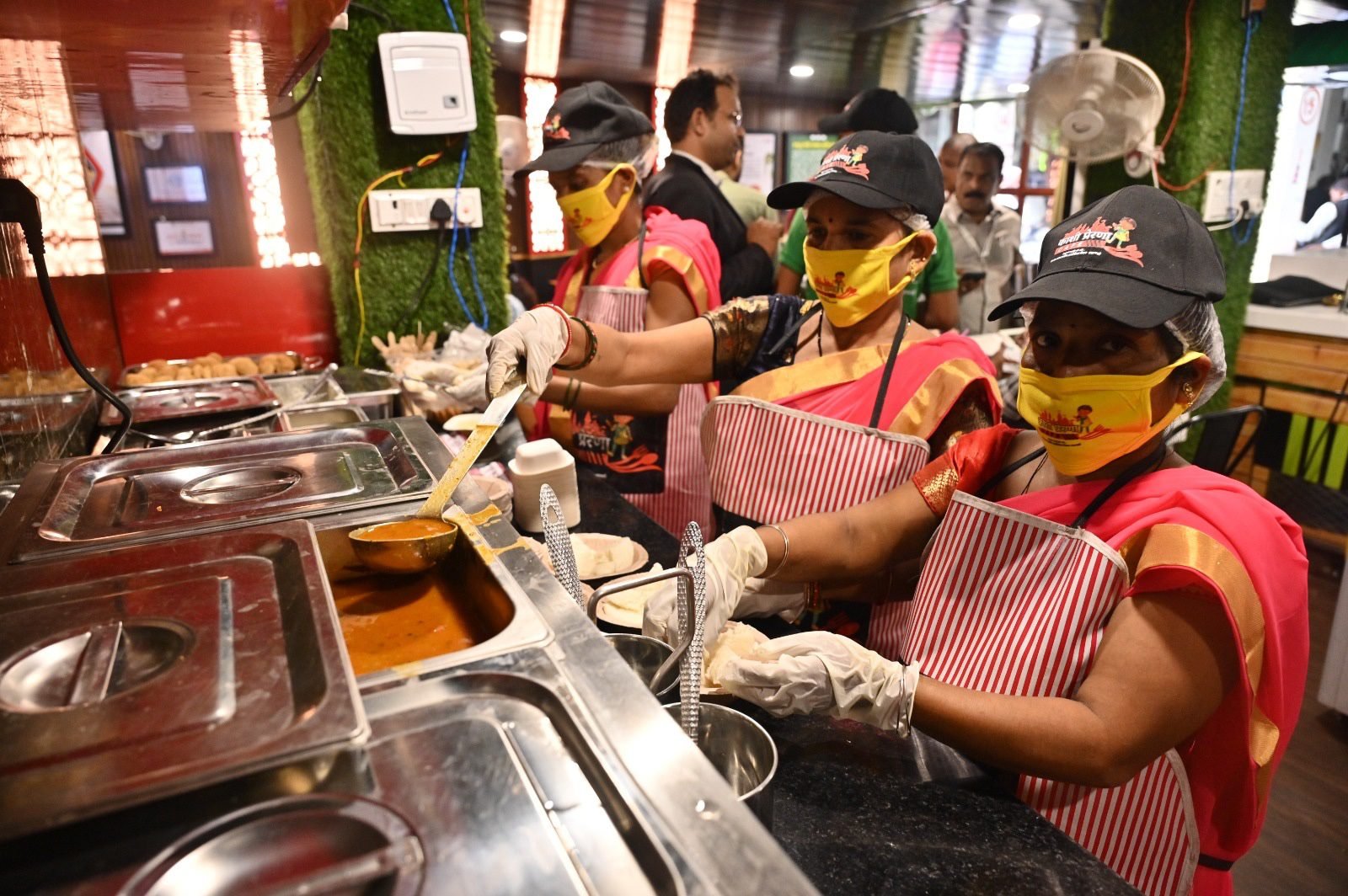 उत्तर प्रदेश में प्रेरणा कैंटीन योजना ग्रामीण महिलाओं के लिए आर्थिक सशक्तिकरण का बड़ा माध्यम बन रही है। मुख्यमंत्री योगी आदित्यनाथ की पहल से अब तक 10 हजार से अधिक महिलाएं लखपति बन चुकी हैं। प्रदेश में 2100 से ज्यादा कैंटीन संचालित हैं, जहां स्वच्छ और किफायती भोजन के साथ महिलाओं को स्थायी रोजगार और नियमित आय का अवसर मिल रहा है।