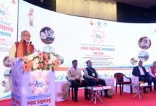 उत्तर प्रदेश में डिजिटल कनेक्टिविटी और रोजगार को बढ़ावा देने के लिए ‘प्रोजेक्ट गंगा’ शुरू किया गया है। स्टेट ट्रांसफॉर्मेशन कमीशन और हिंदुजा ग्रुप की कंपनी वनओटीटी एंटरटेनमेंट लिमिटेड के बीच एमओयू के तहत अगले 2–3 वर्षों में 20 लाख घरों तक हाई-स्पीड ब्रॉडबैंड पहुंचाया जाएगा। इस परियोजना से करीब एक करोड़ लोगों को लाभ मिलेगा और 8 से 10 हजार युवाओं को डिजिटल सेवा प्रदाता के रूप में प्रशिक्षित किया जाएगा। योजना के माध्यम से प्रत्यक्ष और अप्रत्यक्ष रूप से एक लाख रोजगार सृजित करने का लक्ष्य रखा गया है।