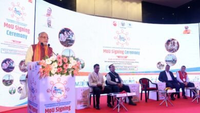 उत्तर प्रदेश में डिजिटल कनेक्टिविटी और रोजगार को बढ़ावा देने के लिए ‘प्रोजेक्ट गंगा’ शुरू किया गया है। स्टेट ट्रांसफॉर्मेशन कमीशन और हिंदुजा ग्रुप की कंपनी वनओटीटी एंटरटेनमेंट लिमिटेड के बीच एमओयू के तहत अगले 2–3 वर्षों में 20 लाख घरों तक हाई-स्पीड ब्रॉडबैंड पहुंचाया जाएगा। इस परियोजना से करीब एक करोड़ लोगों को लाभ मिलेगा और 8 से 10 हजार युवाओं को डिजिटल सेवा प्रदाता के रूप में प्रशिक्षित किया जाएगा। योजना के माध्यम से प्रत्यक्ष और अप्रत्यक्ष रूप से एक लाख रोजगार सृजित करने का लक्ष्य रखा गया है।