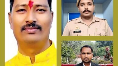 देवरिया के तीन सामाजिक कार्यकर्ता संतोष मद्धेशिया वैश्य, सौरभ त्रिपाठी और रजनीश पटेल को रक्तदान के क्षेत्र में उत्कृष्ट सेवा के लिए 22 मार्च 2026 को आगरा में ‘प्रदेश सेवारत्न 2026’ पुरस्कार से सम्मानित किया जाएगा। तीनों रक्तवीरों ने “नशा नहीं, रक्तदान करें” अभियान के तहत 856 यूनिट रक्तदान करवाकर हजारों लोगों की जान बचाने में महत्वपूर्ण योगदान दिया है।