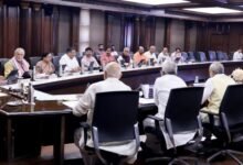 लखनऊ में मुख्यमंत्री योगी आदित्यनाथ की अध्यक्षता में हुई कैबिनेट बैठक में कई अहम फैसले लिए गए। सरकारी कर्मचारियों के लिए हर वर्ष संपत्ति की घोषणा अनिवार्य की गई है, वहीं संपत्ति की रजिस्ट्री से पहले खतौनी और स्वामित्व दस्तावेजों की जांच भी जरूरी होगी। बुंदेलखंड में डेयरी परियोजनाएं, अयोध्या में स्पोर्ट्स कॉम्प्लेक्स, मेरठ में औद्योगिक क्लस्टर और कानपुर में नए सेतु निर्माण को मंजूरी दी गई। साथ ही पीएम आवास योजना 2.0, नए शहरों के विकास और ओटीएस योजना को भी स्वीकृति मिली।