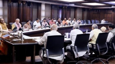 लखनऊ में मुख्यमंत्री योगी आदित्यनाथ की अध्यक्षता में हुई कैबिनेट बैठक में कई अहम फैसले लिए गए। सरकारी कर्मचारियों के लिए हर वर्ष संपत्ति की घोषणा अनिवार्य की गई है, वहीं संपत्ति की रजिस्ट्री से पहले खतौनी और स्वामित्व दस्तावेजों की जांच भी जरूरी होगी। बुंदेलखंड में डेयरी परियोजनाएं, अयोध्या में स्पोर्ट्स कॉम्प्लेक्स, मेरठ में औद्योगिक क्लस्टर और कानपुर में नए सेतु निर्माण को मंजूरी दी गई। साथ ही पीएम आवास योजना 2.0, नए शहरों के विकास और ओटीएस योजना को भी स्वीकृति मिली।