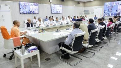 लखनऊ में मुख्यमंत्री योगी आदित्यनाथ ने आगामी पर्व-त्योहारों और उत्तर प्रदेश पुलिस भर्ती परीक्षा को लेकर कानून-व्यवस्था की समीक्षा की। उन्होंने अधिकारियों को सतर्कता और समन्वय के साथ कार्य करने के निर्देश दिए। 14-15 मार्च को होने वाली एसआई भर्ती परीक्षा में 15.75 लाख से अधिक अभ्यर्थियों के शामिल होने की संभावना है। साथ ही अलविदा नमाज, चैत्र नवरात्र और ईद को देखते हुए प्रशासन को भीड़ प्रबंधन, ट्रैफिक व्यवस्था और सोशल मीडिया निगरानी मजबूत रखने को कहा गया। जमाखोरी और अफवाह फैलाने वालों पर कड़ी कार्रवाई के निर्देश भी दिए गए।