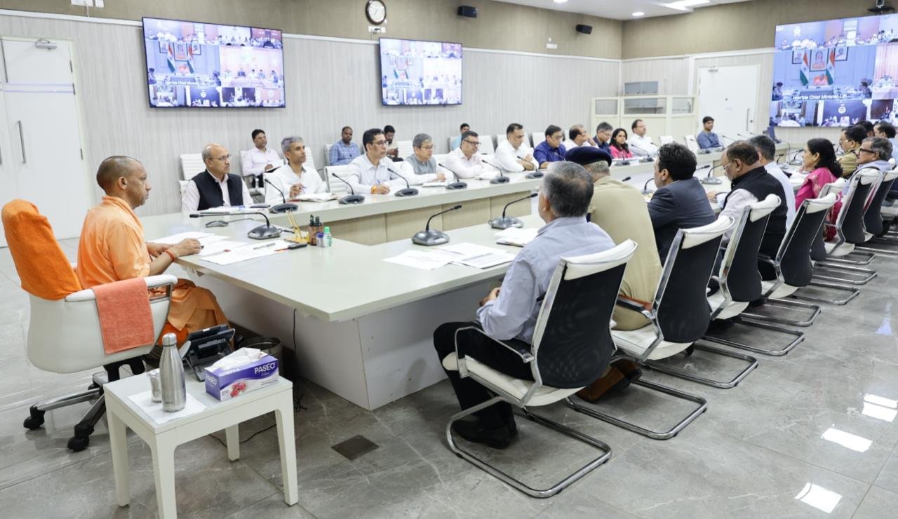 लखनऊ में मुख्यमंत्री योगी आदित्यनाथ ने आगामी पर्व-त्योहारों और उत्तर प्रदेश पुलिस भर्ती परीक्षा को लेकर कानून-व्यवस्था की समीक्षा की। उन्होंने अधिकारियों को सतर्कता और समन्वय के साथ कार्य करने के निर्देश दिए। 14-15 मार्च को होने वाली एसआई भर्ती परीक्षा में 15.75 लाख से अधिक अभ्यर्थियों के शामिल होने की संभावना है। साथ ही अलविदा नमाज, चैत्र नवरात्र और ईद को देखते हुए प्रशासन को भीड़ प्रबंधन, ट्रैफिक व्यवस्था और सोशल मीडिया निगरानी मजबूत रखने को कहा गया। जमाखोरी और अफवाह फैलाने वालों पर कड़ी कार्रवाई के निर्देश भी दिए गए।