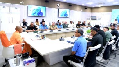 लखनऊ में राष्ट्रीय रक्षा महाविद्यालय, रक्षा मंत्रालय नई दिल्ली के नेशनल सिक्योरिटी एंड स्ट्रेटजिक स्टडी कार्यक्रम के तहत आए भारतीय सशस्त्र बलों, विभिन्न देशों की सेनाओं और भारत सरकार की सिविल सेवाओं के वरिष्ठ अधिकारियों के प्रतिनिधिमंडल ने मुख्यमंत्री योगी आदित्यनाथ से मुलाकात की। मुख्यमंत्री ने उत्तर प्रदेश में कानून व्यवस्था, एक्सप्रेसवे नेटवर्क, डिफेंस इंडस्ट्रियल कॉरिडोर, जेवर अंतरराष्ट्रीय हवाई अड्डा और निवेश संभावनाओं पर विस्तार से जानकारी दी। उन्होंने अधिकारियों को प्रदेश के डिफेंस कॉरिडोर का दौरा करने का भी आमंत्रण दिया।