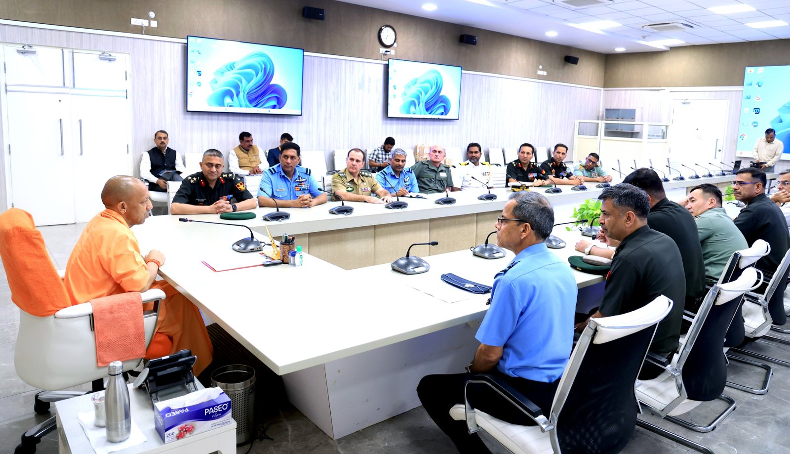 लखनऊ में राष्ट्रीय रक्षा महाविद्यालय, रक्षा मंत्रालय नई दिल्ली के नेशनल सिक्योरिटी एंड स्ट्रेटजिक स्टडी कार्यक्रम के तहत आए भारतीय सशस्त्र बलों, विभिन्न देशों की सेनाओं और भारत सरकार की सिविल सेवाओं के वरिष्ठ अधिकारियों के प्रतिनिधिमंडल ने मुख्यमंत्री योगी आदित्यनाथ से मुलाकात की। मुख्यमंत्री ने उत्तर प्रदेश में कानून व्यवस्था, एक्सप्रेसवे नेटवर्क, डिफेंस इंडस्ट्रियल कॉरिडोर, जेवर अंतरराष्ट्रीय हवाई अड्डा और निवेश संभावनाओं पर विस्तार से जानकारी दी। उन्होंने अधिकारियों को प्रदेश के डिफेंस कॉरिडोर का दौरा करने का भी आमंत्रण दिया।