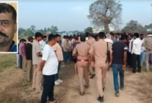 गोरखपुर के चिलुआताल क्षेत्र में मॉर्निंग वॉक पर निकले पूर्व पार्षद राजकुमार चौहान की चार हमलावरों ने चाकू मारकर हत्या कर दी। गंभीर रूप से घायल चौहान ने भागने की कोशिश की, लेकिन बदमाशों ने पीछा कर दोबारा हमला किया। पुलिस मामले को प्रॉपर्टी विवाद और पुरानी रंजिश से जोड़कर जांच कर रही है।