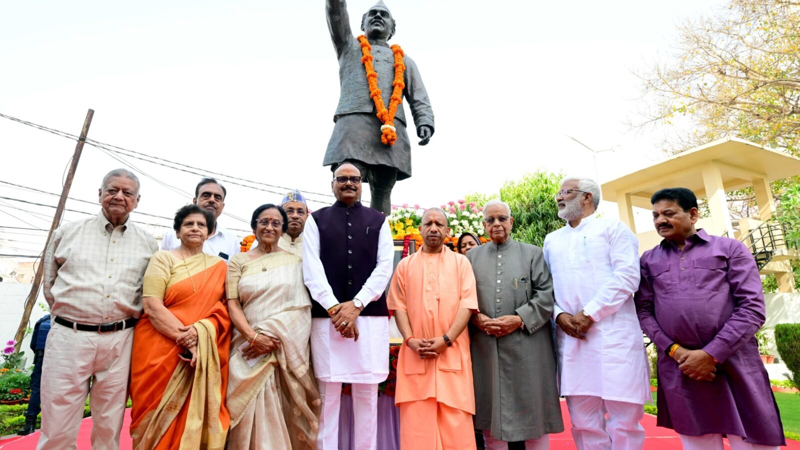 लखनऊ में मुख्यमंत्री योगी आदित्यनाथ ने पूर्व मुख्यमंत्री हेमवती नंदन बहुगुणा की पुण्यतिथि पर उन्हें श्रद्धांजलि दी। उन्होंने बहुगुणा जी को लोकप्रिय नेता, कुशल प्रशासक और स्वतंत्रता सेनानी बताते हुए कहा कि उनके प्रयासों से उत्तर प्रदेश में विकास और सामाजिक जागरूकता को नई दिशा मिली। कार्यक्रम में कई वरिष्ठ नेता भी शामिल हुए।