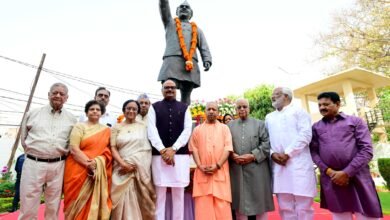 लखनऊ में मुख्यमंत्री योगी आदित्यनाथ ने पूर्व मुख्यमंत्री हेमवती नंदन बहुगुणा की पुण्यतिथि पर उन्हें श्रद्धांजलि दी। उन्होंने बहुगुणा जी को लोकप्रिय नेता, कुशल प्रशासक और स्वतंत्रता सेनानी बताते हुए कहा कि उनके प्रयासों से उत्तर प्रदेश में विकास और सामाजिक जागरूकता को नई दिशा मिली। कार्यक्रम में कई वरिष्ठ नेता भी शामिल हुए।