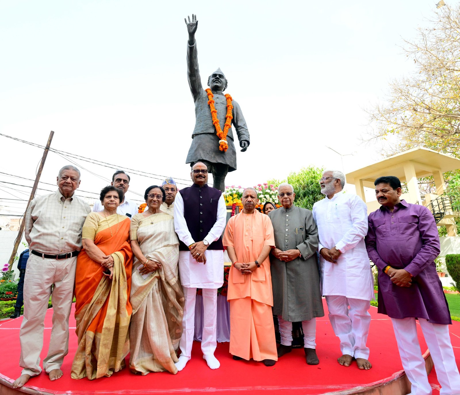 लखनऊ में मुख्यमंत्री योगी आदित्यनाथ ने पूर्व मुख्यमंत्री हेमवती नंदन बहुगुणा की पुण्यतिथि पर उन्हें श्रद्धांजलि दी। उन्होंने बहुगुणा जी को लोकप्रिय नेता, कुशल प्रशासक और स्वतंत्रता सेनानी बताते हुए कहा कि उनके प्रयासों से उत्तर प्रदेश में विकास और सामाजिक जागरूकता को नई दिशा मिली। कार्यक्रम में कई वरिष्ठ नेता भी शामिल हुए।