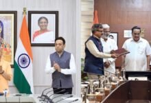 उत्तर प्रदेश में जल जीवन मिशन 2.0 के तहत केंद्र और राज्य सरकार के बीच एमओयू साइन हुआ। मुख्यमंत्री योगी आदित्यनाथ ने इसे ‘हर घर नल से जल’ अभियान को तेज़ करने वाला कदम बताया। इस पहल से ग्रामीण क्षेत्रों में शुद्ध पेयजल, बेहतर स्वास्थ्य और जीवन स्तर में सुधार की उम्मीद है, साथ ही पारदर्शिता और जवाबदेही भी मजबूत होगी।