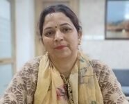 बलिया की दुर्गेश तिवारी ने डेयरी व्यवसाय के जरिए दो वर्षों में 34.61 लाख रुपये कमाकर ‘लखपति दीदी’ का सम्मान पाया। काशी डेयरी और आजीविका मिशन से जुड़कर उन्होंने आर्थिक मजबूती हासिल की। अब वे गांव की अन्य महिलाओं को आत्मनिर्भर बनने की प्रेरणा दे रही हैं और महिला सशक्तिकरण की मिसाल बन चुकी हैं।