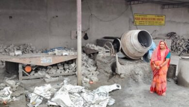 लखीमपुर खीरी की निकिता वर्मा ने PMEGP योजना के तहत 25 लाख रुपये का ऋण लेकर ईंट निर्माण उद्योग शुरू किया। आज वह प्रतिदिन हजारों ईंटें बनाकर हर माह एक लाख रुपये से अधिक कमा रही हैं और 25 लोगों को रोजगार दे रही हैं। यह कहानी महिला सशक्तिकरण और आत्मनिर्भरता की प्रेरक मिसाल है।