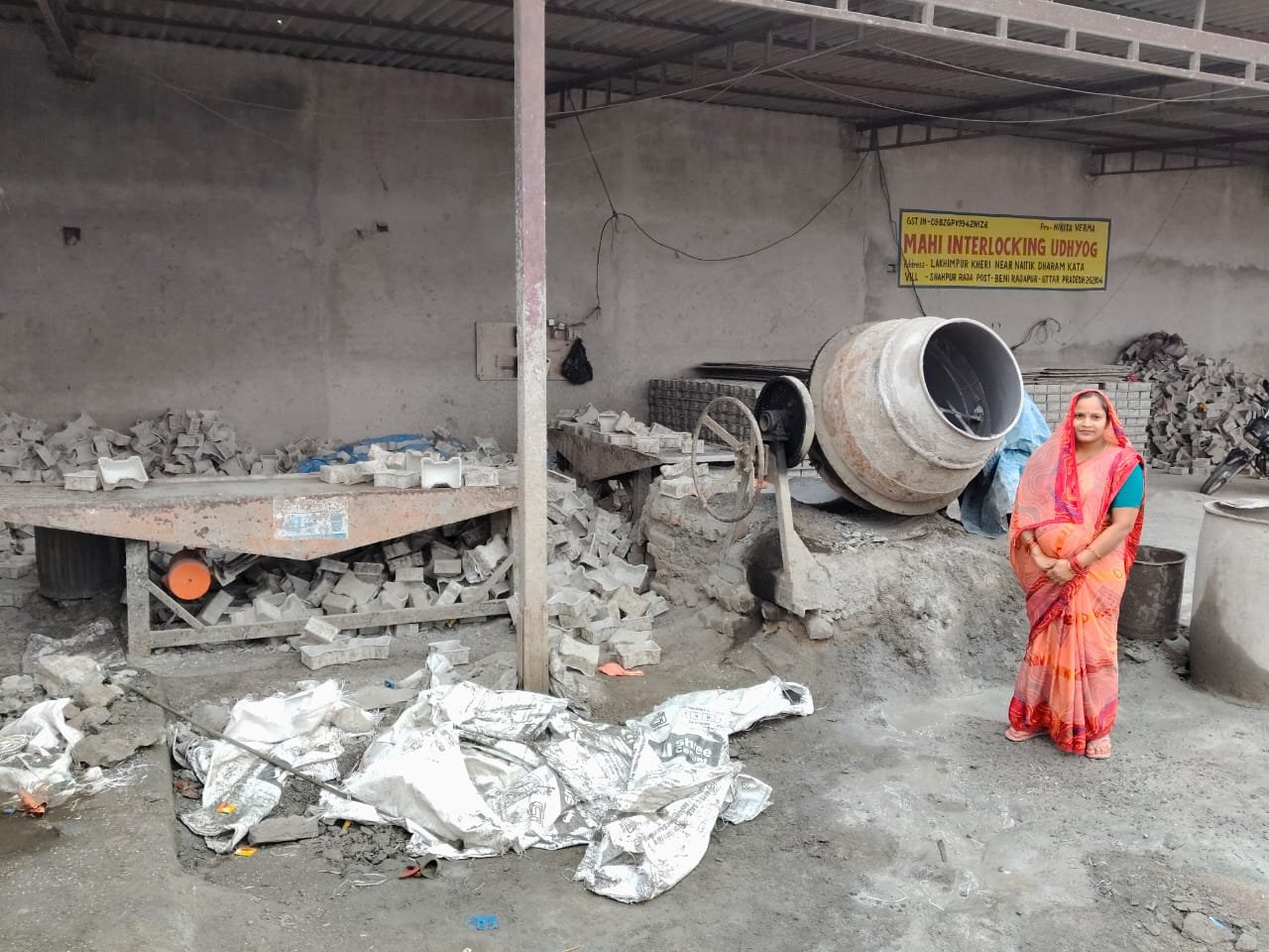 लखीमपुर खीरी की निकिता वर्मा ने PMEGP योजना के तहत 25 लाख रुपये का ऋण लेकर ईंट निर्माण उद्योग शुरू किया। आज वह प्रतिदिन हजारों ईंटें बनाकर हर माह एक लाख रुपये से अधिक कमा रही हैं और 25 लोगों को रोजगार दे रही हैं। यह कहानी महिला सशक्तिकरण और आत्मनिर्भरता की प्रेरक मिसाल है।