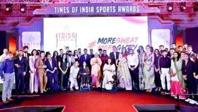 लखनऊ में आयोजित स्पोर्ट्स अवार्ड समारोह में मुख्यमंत्री योगी आदित्यनाथ ने खिलाड़ियों को सम्मानित करते हुए कहा कि खेल अनुशासन और उत्कृष्टता का माध्यम है। समारोह में लिएंडर पेस, मिताली राज और पी.आर. श्रीजेश सहित कई दिग्गज खिलाड़ियों को सम्मान मिला। यूपी को ‘स्टेट ऑफ द ईयर’ अवॉर्ड भी प्रदान किया गया। सरकार खेल ढांचे को मजबूत करते हुए हर जिले में स्टेडियम और खिलाड़ियों को नौकरी देने की दिशा में कार्य कर रही है।