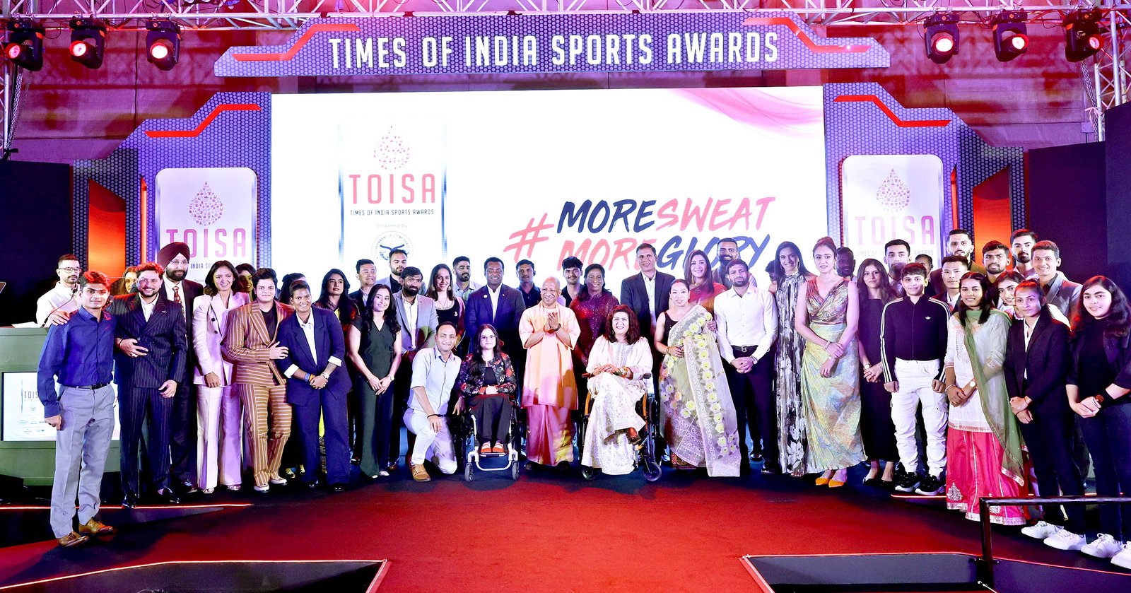 लखनऊ में आयोजित स्पोर्ट्स अवार्ड समारोह में मुख्यमंत्री योगी आदित्यनाथ ने खिलाड़ियों को सम्मानित करते हुए कहा कि खेल अनुशासन और उत्कृष्टता का माध्यम है। समारोह में लिएंडर पेस, मिताली राज और पी.आर. श्रीजेश सहित कई दिग्गज खिलाड़ियों को सम्मान मिला। यूपी को ‘स्टेट ऑफ द ईयर’ अवॉर्ड भी प्रदान किया गया। सरकार खेल ढांचे को मजबूत करते हुए हर जिले में स्टेडियम और खिलाड़ियों को नौकरी देने की दिशा में कार्य कर रही है।