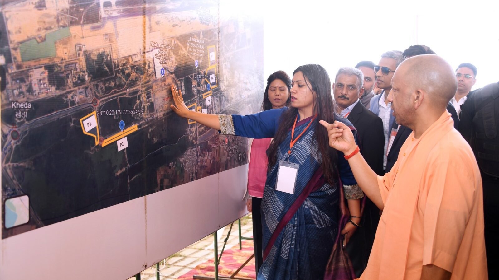 गौतमबुद्धनगर में मुख्यमंत्री योगी आदित्यनाथ ने जेवर स्थित नोएडा इंटरनेशनल एयरपोर्ट के लोकार्पण कार्यक्रम की तैयारियों का निरीक्षण किया। 28 मार्च को प्रधानमंत्री नरेंद्र मोदी उद्घाटन करेंगे। सुरक्षा, ट्रैफिक, पार्किंग और जनसुविधाओं के लिए चार स्तरीय व्यवस्था बनाई जा रही है, जिससे कार्यक्रम भव्य और व्यवस्थित हो सके तथा लाखों लोगों की भागीदारी सुनिश्चित की जा सके।