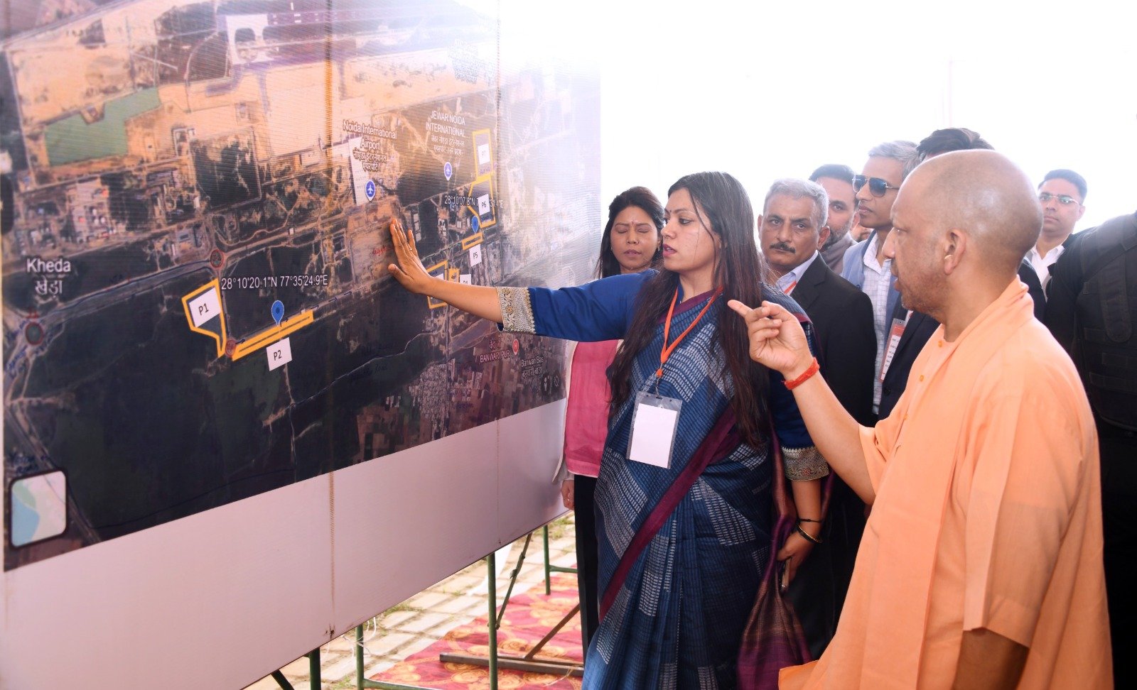 गौतमबुद्धनगर में मुख्यमंत्री योगी आदित्यनाथ ने जेवर स्थित नोएडा इंटरनेशनल एयरपोर्ट के लोकार्पण कार्यक्रम की तैयारियों का निरीक्षण किया। 28 मार्च को प्रधानमंत्री नरेंद्र मोदी उद्घाटन करेंगे। सुरक्षा, ट्रैफिक, पार्किंग और जनसुविधाओं के लिए चार स्तरीय व्यवस्था बनाई जा रही है, जिससे कार्यक्रम भव्य और व्यवस्थित हो सके तथा लाखों लोगों की भागीदारी सुनिश्चित की जा सके।