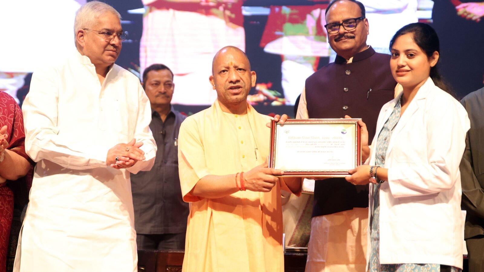 लखनऊ में मुख्यमंत्री योगी आदित्यनाथ ने 1,228 नर्सिंग अधिकारियों को नियुक्ति पत्र वितरित किए। उन्होंने कहा कि भारत के नर्सिंग प्रोफेशनल्स की वैश्विक मांग बढ़ रही है, खासकर जापान और जर्मनी में। प्रदेश में स्वास्थ्य ढांचे में सुधार, नए मेडिकल कॉलेज, टेलीमेडिसिन और पारदर्शी भर्ती प्रक्रिया से स्वास्थ्य सेवाएं मजबूत हुई हैं और रोजगार के अवसर बढ़े हैं।