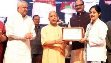 लखनऊ में मुख्यमंत्री योगी आदित्यनाथ ने 1,228 नर्सिंग अधिकारियों को नियुक्ति पत्र वितरित किए। उन्होंने कहा कि भारत के नर्सिंग प्रोफेशनल्स की वैश्विक मांग बढ़ रही है, खासकर जापान और जर्मनी में। प्रदेश में स्वास्थ्य ढांचे में सुधार, नए मेडिकल कॉलेज, टेलीमेडिसिन और पारदर्शी भर्ती प्रक्रिया से स्वास्थ्य सेवाएं मजबूत हुई हैं और रोजगार के अवसर बढ़े हैं।