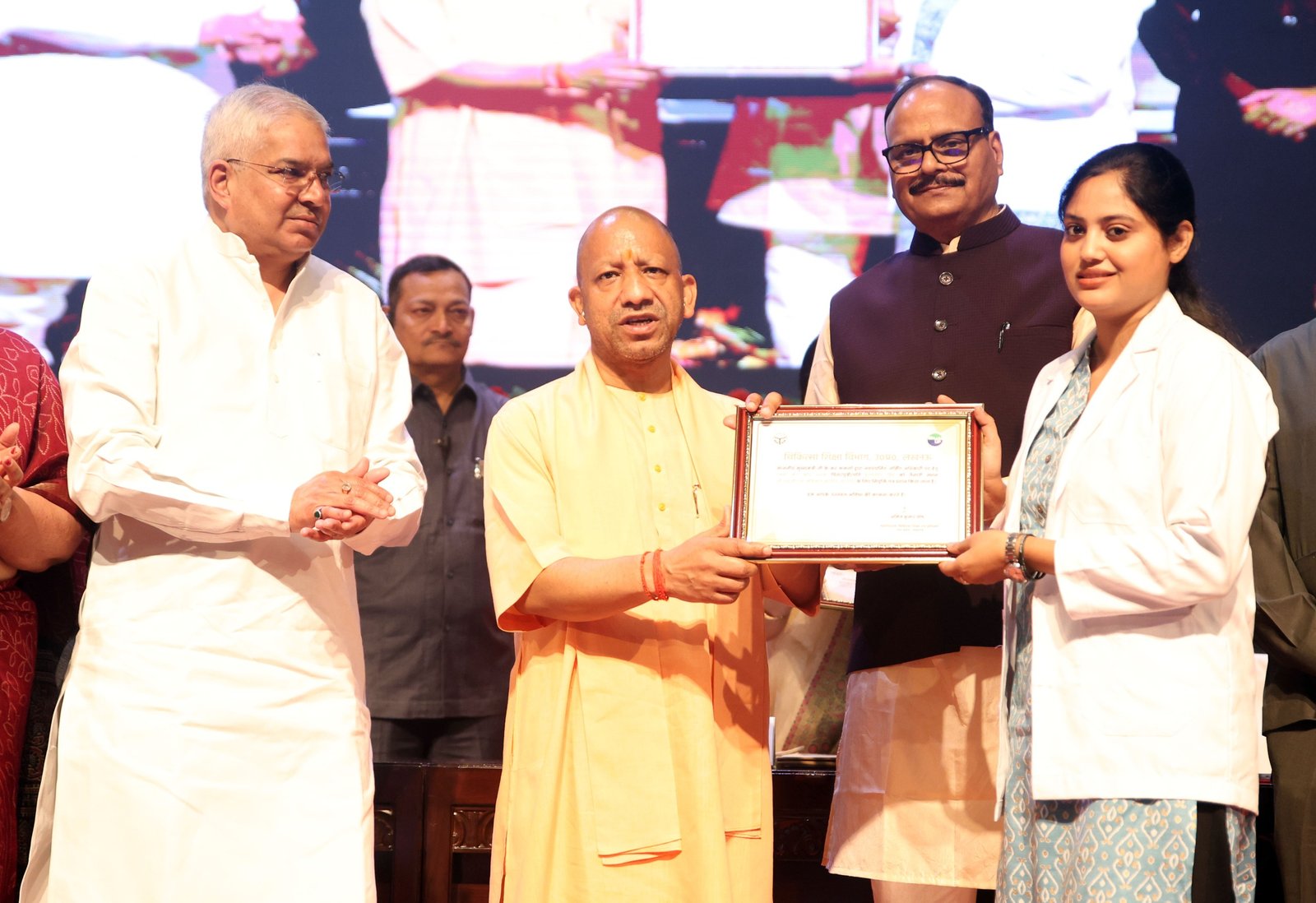 लखनऊ में मुख्यमंत्री योगी आदित्यनाथ ने 1,228 नर्सिंग अधिकारियों को नियुक्ति पत्र वितरित किए। उन्होंने कहा कि भारत के नर्सिंग प्रोफेशनल्स की वैश्विक मांग बढ़ रही है, खासकर जापान और जर्मनी में। प्रदेश में स्वास्थ्य ढांचे में सुधार, नए मेडिकल कॉलेज, टेलीमेडिसिन और पारदर्शी भर्ती प्रक्रिया से स्वास्थ्य सेवाएं मजबूत हुई हैं और रोजगार के अवसर बढ़े हैं।