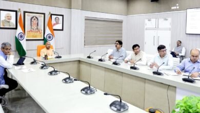 मुख्यमंत्री योगी आदित्यनाथ ने यूपी की मेट्रो परियोजनाओं की समीक्षा करते हुए समयबद्ध और गुणवत्तापूर्ण कार्य सुनिश्चित करने के निर्देश दिए। लखनऊ, कानपुर और आगरा मेट्रो के विस्तार, मल्टी-मोडल कनेक्टिविटी और नॉन-फेयर आय बढ़ाने पर जोर दिया गया। मेट्रो को आर्थिक रूप से आत्मनिर्भर बनाने और शहरी परिवहन को विश्वस्तरीय बनाने की दिशा में सरकार प्रतिबद्ध है।