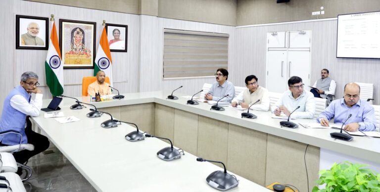 मुख्यमंत्री योगी आदित्यनाथ ने यूपी की मेट्रो परियोजनाओं की समीक्षा करते हुए समयबद्ध और गुणवत्तापूर्ण कार्य सुनिश्चित करने के निर्देश दिए। लखनऊ, कानपुर और आगरा मेट्रो के विस्तार, मल्टी-मोडल कनेक्टिविटी और नॉन-फेयर आय बढ़ाने पर जोर दिया गया। मेट्रो को आर्थिक रूप से आत्मनिर्भर बनाने और शहरी परिवहन को विश्वस्तरीय बनाने की दिशा में सरकार प्रतिबद्ध है।