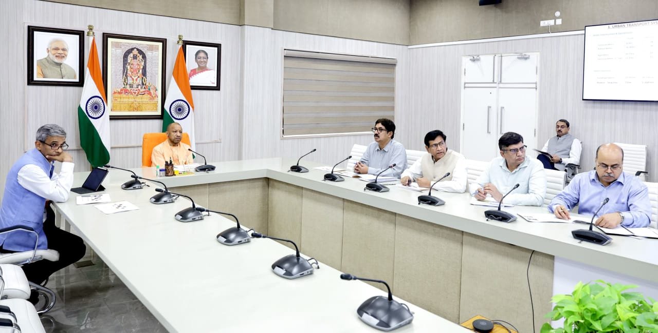 मुख्यमंत्री योगी आदित्यनाथ ने यूपी की मेट्रो परियोजनाओं की समीक्षा करते हुए समयबद्ध और गुणवत्तापूर्ण कार्य सुनिश्चित करने के निर्देश दिए। लखनऊ, कानपुर और आगरा मेट्रो के विस्तार, मल्टी-मोडल कनेक्टिविटी और नॉन-फेयर आय बढ़ाने पर जोर दिया गया। मेट्रो को आर्थिक रूप से आत्मनिर्भर बनाने और शहरी परिवहन को विश्वस्तरीय बनाने की दिशा में सरकार प्रतिबद्ध है।