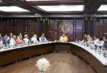 लखनऊ में मुख्यमंत्री योगी आदित्यनाथ की अध्यक्षता में हुई कैबिनेट बैठक में 35 प्रस्तावों को मंजूरी दी गई। रबी विपणन वर्ष 2026-27 के लिए गेहूं का MSP ₹2585 प्रति कुंतल तय किया गया और 50 लाख मीट्रिक टन खरीद का लक्ष्य रखा गया। 30 मार्च से खरीद शुरू होगी। साथ ही ‘नवयुग पालिका योजना’ के तहत 58 जिलों में 2916 करोड़ रुपये से शहरी विकास, डिजिटल गवर्नेन्स और आधारभूत सुविधाओं को मजबूत किया जाएगा।