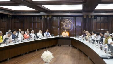 लखनऊ में मुख्यमंत्री योगी आदित्यनाथ की अध्यक्षता में हुई कैबिनेट बैठक में 35 प्रस्तावों को मंजूरी दी गई। रबी विपणन वर्ष 2026-27 के लिए गेहूं का MSP ₹2585 प्रति कुंतल तय किया गया और 50 लाख मीट्रिक टन खरीद का लक्ष्य रखा गया। 30 मार्च से खरीद शुरू होगी। साथ ही ‘नवयुग पालिका योजना’ के तहत 58 जिलों में 2916 करोड़ रुपये से शहरी विकास, डिजिटल गवर्नेन्स और आधारभूत सुविधाओं को मजबूत किया जाएगा।