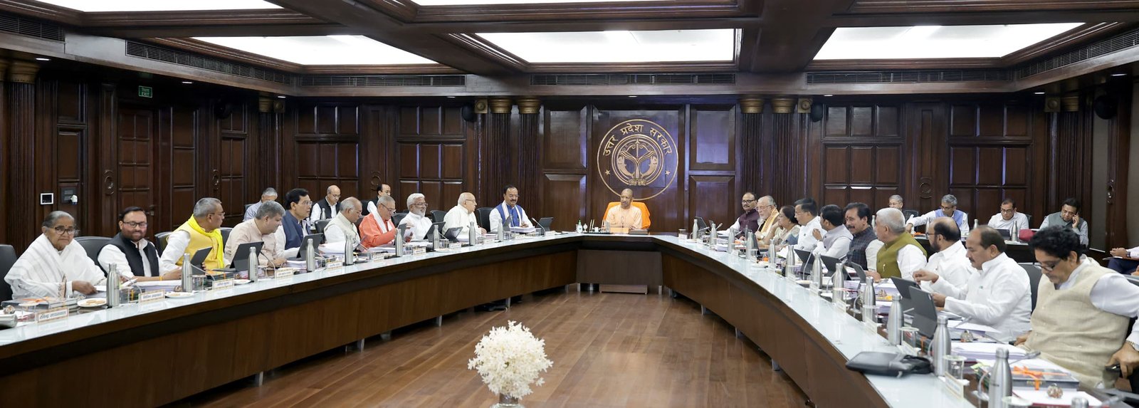 लखनऊ में मुख्यमंत्री योगी आदित्यनाथ की अध्यक्षता में हुई कैबिनेट बैठक में 35 प्रस्तावों को मंजूरी दी गई। रबी विपणन वर्ष 2026-27 के लिए गेहूं का MSP ₹2585 प्रति कुंतल तय किया गया और 50 लाख मीट्रिक टन खरीद का लक्ष्य रखा गया। 30 मार्च से खरीद शुरू होगी। साथ ही ‘नवयुग पालिका योजना’ के तहत 58 जिलों में 2916 करोड़ रुपये से शहरी विकास, डिजिटल गवर्नेन्स और आधारभूत सुविधाओं को मजबूत किया जाएगा।