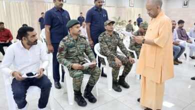 मुख्यमंत्री योगी आदित्यनाथ ने जनता दर्शन में आए सैनिकों और आम नागरिकों को भरोसा दिलाया कि सरकार उनके परिवार और समस्याओं की जिम्मेदारी लेगी। जमीनी विवाद, इलाज और आर्थिक सहायता से जुड़े मामलों पर अधिकारियों को समयसीमा में कार्रवाई के निर्देश दिए। सीएम ने कहा कि धन के अभाव में किसी का इलाज नहीं रुकेगा।