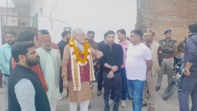 प्रदेश के वरिष्ठ कैबिनेट मंत्री एवं वाराणसी के नोडल मंत्री सुरेश खन्ना ने पांडेयपुर और सरसौली मलीन बस्तियों का स्थलीय निरीक्षण किया। उन्होंने उखड़ी सड़कों की रीसेटिंग, सीवर ओवरफ्लो की त्वरित सफाई तथा विशेष स्वच्छता अभियान चलाने के निर्देश दिए। अधिकारियों को समयबद्ध कार्यवाही कर नागरिक सुविधाएं दुरुस्त करने को कहा।