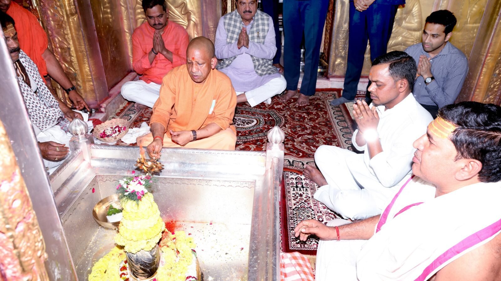 वाराणसी दौरे पर मुख्यमंत्री योगी आदित्यनाथ ने काशी विश्वनाथ धाम और काल भैरव मंदिर में विधिवत पूजा-अर्चना की। उन्होंने लोकमंगल की कामना करते हुए आरती में भाग लिया। मंदिर परिसर व आसपास की दुकानों पर बच्चों से संवाद कर उन्हें चॉकलेट दी और होली की शुभकामनाएं दीं। स्थानीय लोगों का अभिवादन भी स्वीकार किया।