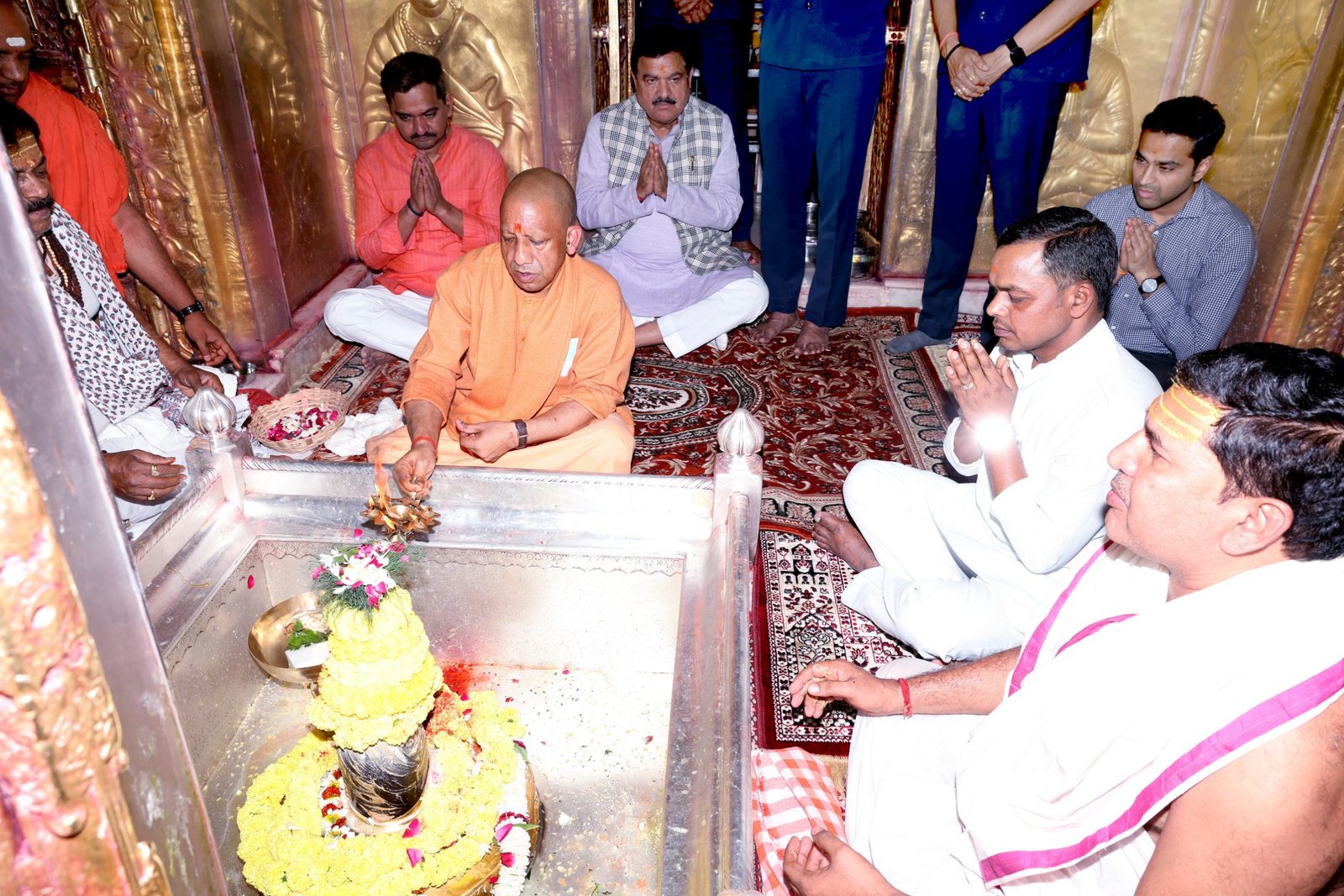 वाराणसी दौरे पर मुख्यमंत्री योगी आदित्यनाथ ने काशी विश्वनाथ धाम और काल भैरव मंदिर में विधिवत पूजा-अर्चना की। उन्होंने लोकमंगल की कामना करते हुए आरती में भाग लिया। मंदिर परिसर व आसपास की दुकानों पर बच्चों से संवाद कर उन्हें चॉकलेट दी और होली की शुभकामनाएं दीं। स्थानीय लोगों का अभिवादन भी स्वीकार किया।