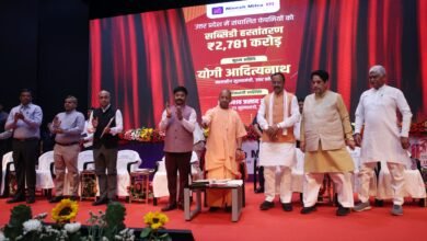 मुख्यमंत्री योगी आदित्यनाथ ने लखनऊ में ‘निवेश मित्र 3.0’ लॉन्च किया, जो निवेशकों को एक ही प्लेटफॉर्म पर सभी मंजूरियां प्रदान करेगा। एआई चैटबॉट, रियल-टाइम अलर्ट और जीआईएस लैंड बैंक जैसी सुविधाएं इसे अधिक पारदर्शी और उपयोगकर्ता-अनुकूल बनाती हैं। यह पहल उत्तर प्रदेश को निवेश के लिए आकर्षक गंतव्य बनाने की दिशा में बड़ा कदम है।