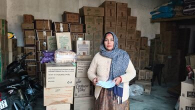 अमरोहा की अनीता देवी ने मजदूरी से शुरुआत कर आज ‘लखपति दीदी’ बनकर मिसाल पेश की है। राष्ट्रीय ग्रामीण आजीविका मिशन और स्वयं सहायता समूह की मदद से उन्होंने व्यवसाय खड़ा किया और 4400 महिलाओं को आत्मनिर्भर बनाया। आज उनकी मासिक आय 40-45 हजार रुपये है और वे गांव की अन्य महिलाओं को भी आगे बढ़ने के लिए प्रेरित कर रही हैं।