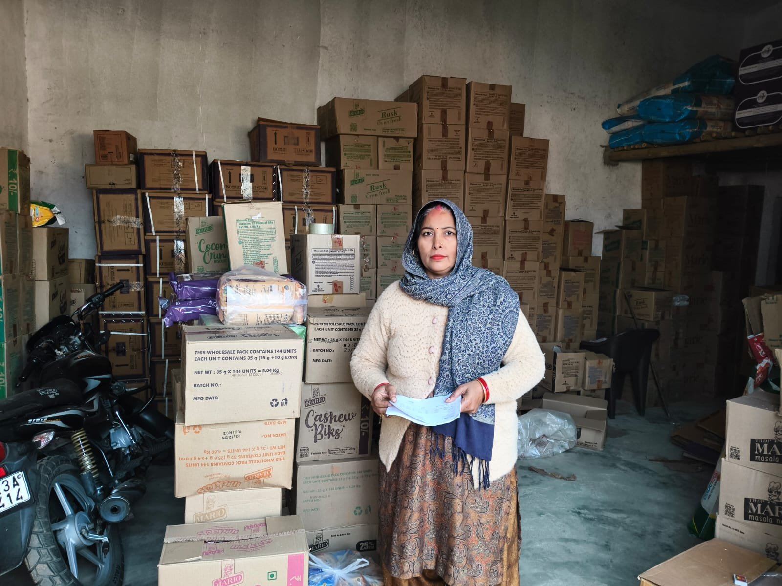 अमरोहा की अनीता देवी ने मजदूरी से शुरुआत कर आज ‘लखपति दीदी’ बनकर मिसाल पेश की है। राष्ट्रीय ग्रामीण आजीविका मिशन और स्वयं सहायता समूह की मदद से उन्होंने व्यवसाय खड़ा किया और 4400 महिलाओं को आत्मनिर्भर बनाया। आज उनकी मासिक आय 40-45 हजार रुपये है और वे गांव की अन्य महिलाओं को भी आगे बढ़ने के लिए प्रेरित कर रही हैं।