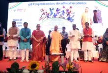 लखनऊ के लोकभवन में मुख्यमंत्री योगी आदित्यनाथ ने उत्तर प्रदेश के खिलाड़ियों को सम्मानित किया। छह अंतरराष्ट्रीय खिलाड़ियों को नियुक्ति पत्र, नौ खिलाड़ियों को लक्ष्मण व रानी लक्ष्मीबाई अवॉर्ड और 14 खिलाड़ियों को करोड़ों की प्रोत्साहन राशि दी गई। एकलव्य क्रीड़ा कोष से आर्थिक सहायता भी ट्रांसफर की गई, जिससे प्रदेश में खेलों को बढ़ावा मिल रहा है।