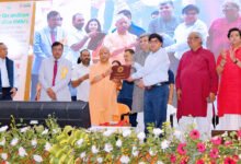 गोरखपुर में मुख्यमंत्री योगी आदित्यनाथ ने कहा कि 2017 के बाद महिला सुरक्षा, सम्मान और स्वावलंबन को बढ़ावा देने के प्रयासों से प्रदेश में महिला श्रम शक्ति तीन गुना बढ़कर 36% हो गई है। एमएमएमयूटी में 144 बेडेड गर्ल्स हॉस्टल का शिलान्यास और साइबर फोरेंसिक लैब का उद्घाटन करते हुए उन्होंने यूपी को एक्सप्रेसवे, आईटी, एमएसएमई और डेमोग्राफिक डिविडेंड का केंद्र बताया। सीएम ने कहा कि सुरक्षा और अवसर मिलते ही बेटियां हर क्षेत्र में आगे बढ़ रही हैं।