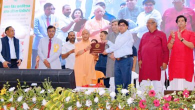 गोरखपुर में मुख्यमंत्री योगी आदित्यनाथ ने कहा कि 2017 के बाद महिला सुरक्षा, सम्मान और स्वावलंबन को बढ़ावा देने के प्रयासों से प्रदेश में महिला श्रम शक्ति तीन गुना बढ़कर 36% हो गई है। एमएमएमयूटी में 144 बेडेड गर्ल्स हॉस्टल का शिलान्यास और साइबर फोरेंसिक लैब का उद्घाटन करते हुए उन्होंने यूपी को एक्सप्रेसवे, आईटी, एमएसएमई और डेमोग्राफिक डिविडेंड का केंद्र बताया। सीएम ने कहा कि सुरक्षा और अवसर मिलते ही बेटियां हर क्षेत्र में आगे बढ़ रही हैं।