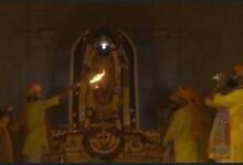 रामनवमी के पावन अवसर पर अयोध्या में भक्ति और उत्साह का अद्भुत दृश्य देखने को मिला। दोपहर 12 बजे वैज्ञानिक तकनीक से सूर्य की किरणों द्वारा रामलला का दिव्य सूर्य तिलक किया गया। लाखों श्रद्धालुओं ने इस ऐतिहासिक क्षण का साक्षात्कार किया। मंदिरों में पूजा, भजन-कीर्तन और 56 भोग अर्पित किए गए। प्रशासन की कड़ी सुरक्षा व्यवस्था के बीच करीब 35 लाख श्रद्धालु अयोध्या पहुंचे। यह आयोजन आस्था और आधुनिक विज्ञान के संगम का प्रतीक बना।