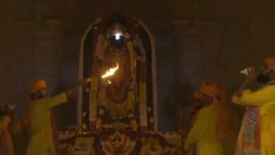 रामनवमी के पावन अवसर पर अयोध्या में भक्ति और उत्साह का अद्भुत दृश्य देखने को मिला। दोपहर 12 बजे वैज्ञानिक तकनीक से सूर्य की किरणों द्वारा रामलला का दिव्य सूर्य तिलक किया गया। लाखों श्रद्धालुओं ने इस ऐतिहासिक क्षण का साक्षात्कार किया। मंदिरों में पूजा, भजन-कीर्तन और 56 भोग अर्पित किए गए। प्रशासन की कड़ी सुरक्षा व्यवस्था के बीच करीब 35 लाख श्रद्धालु अयोध्या पहुंचे। यह आयोजन आस्था और आधुनिक विज्ञान के संगम का प्रतीक बना।