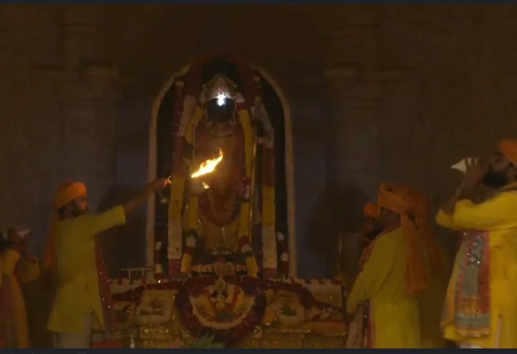 रामनवमी के पावन अवसर पर अयोध्या में भक्ति और उत्साह का अद्भुत दृश्य देखने को मिला। दोपहर 12 बजे वैज्ञानिक तकनीक से सूर्य की किरणों द्वारा रामलला का दिव्य सूर्य तिलक किया गया। लाखों श्रद्धालुओं ने इस ऐतिहासिक क्षण का साक्षात्कार किया। मंदिरों में पूजा, भजन-कीर्तन और 56 भोग अर्पित किए गए। प्रशासन की कड़ी सुरक्षा व्यवस्था के बीच करीब 35 लाख श्रद्धालु अयोध्या पहुंचे। यह आयोजन आस्था और आधुनिक विज्ञान के संगम का प्रतीक बना।